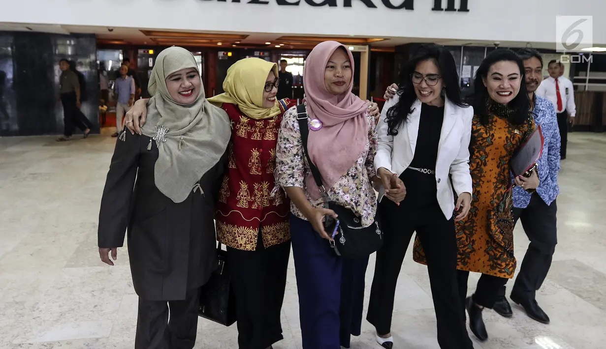 Anggota DPR dari Fraksi PDIP Rieke Diah Pitaloka bersama anggota dewan para pendamping terpidana kasus pelanggaran UU ITE, Baiq Nuril Maknun meluapkan kegembiraan setelah bertemu dengan pimpinan DPR di gedung Nusantara III, Jakarta, Selasa (16/7/2019). (Liputan6.com/Johan Tallo)