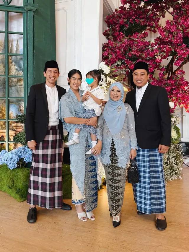 6 Potret Kebaya Brokat Biru Pastel Alika Islamadina di Pernikahan Anak Alya Rohali