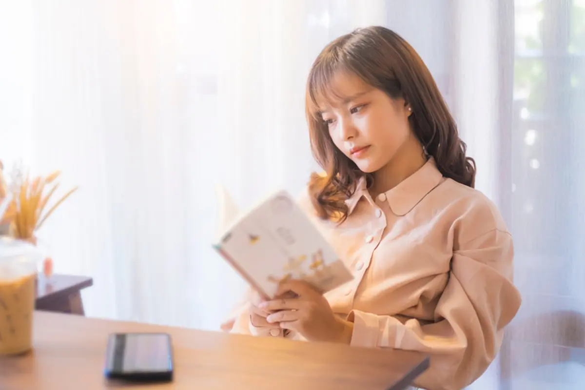 perempuan dan membaca buku