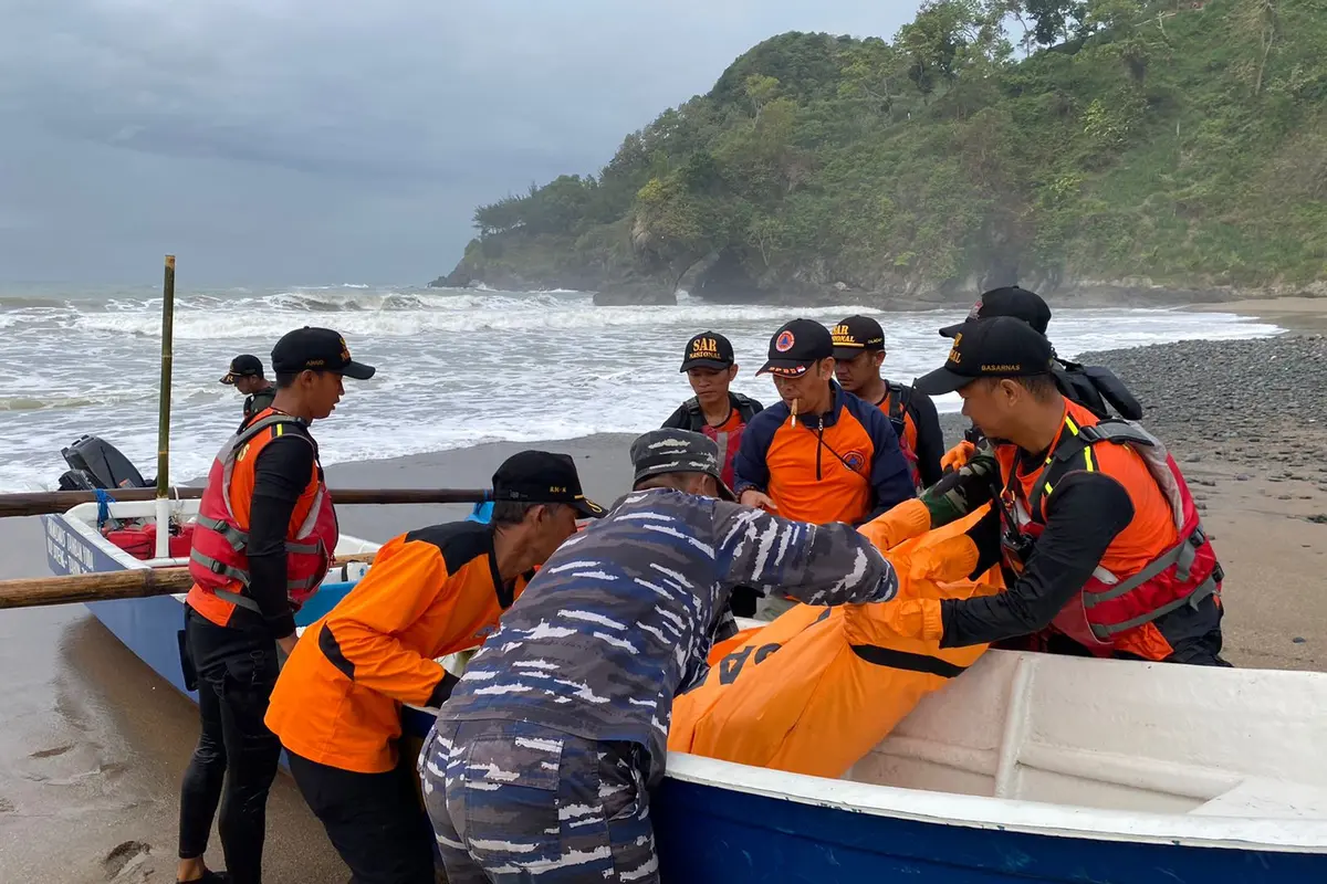 Jenazah nelayan korban perahu terbalik di Pantai Selatan Kebumen, Jawa Tengah. (Foto: Liputan6.com/Basarnas)