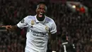 <p>Pemain Real Madrid, Vinicius Jr melakukan selebrasi setelah mencetak gol penyeimbang 2-2 melalui blunder kiper Liverpool, Alisson Becker saat laga leg pertama Liga Champions 2022/2023 melawan Real Madrid yang berlangsung di Anfield, Rabu (22/02/2023) WIB. Liverpool kalah dengan skor 2-5 dari Real Madrid. (AFP/Paul Ellis)</p>