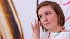 Lena Dunham saat menghadiri CFDA Fashion Awards  di Manhattan, New York, Senin (6/6). Aktris dan produser di serial Girls tersebut mengenakan strapless dress hitam dengan memadukannya kemeja putih di baliknya. (REUTERS/Andrew Kelly) 