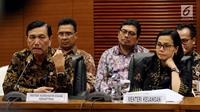 Menko Bidang Kemaritiman Luhut Binsar Pandjaitan (kiri) dan Menkeu Sri Mulyani (kanan) memberi keterangan di Jakarta, Selasa (13/3). Indonesia akan menjadi tuan rumah Annual Meetings IMF-Word Bank Grup (IMF-WBG). (Liputan6.com/JohanTallo)