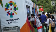Beberapa calon penonton seremoni pembukaan Asian Games 2018 mengantri melakukan penukaran tiket jelang masuk kawasan GBK, Jakarta, Sabtu (18/8). Asian Games 2018 akan berlangsung hingga 2 September, mendatang. (Liputan6.com/Helmi Fithriansyah)