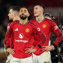 Pemain Manchester United, Diogo Dalot, Matheus Cunha, dan Benjamin Sesko, berdiri di lapangan dengan ekspresi kecewa usai laga Premier League/Liga Inggris antara Man Utd vs Wolves di Manchester, Inggris, Selasa, 30 Desember 2025. (AP Photo/Dave Thompson)