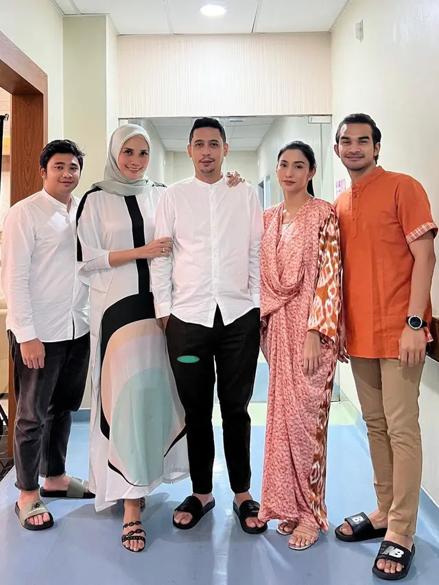 6 Potret Tengku Tezi Temani Tyas Mirasih Rawat Ibunda di RS Sebelum Meninggal