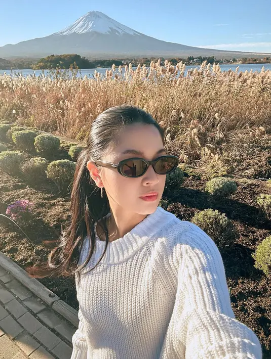 Dalam liburannya ke Jepang tersebut, pemeran Wati dalam film Dilan ini tidak hanya sendiri. Terdapat beberapa foto yang memperlihatkannya menikmati serunya di Jepang bersama Azizah Salsha. Jepang sendiri menjadi salah satu wisata yang memang kerap dikunjungi para selebriti. (Liputan6.com/IG/@yorikooangln_)
