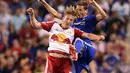 Gelandang Chelsea, Nemanja Matic (kanan) berebut bola udara dengan gelandang, Colin Heffron pada International Champions Cup 2015 di Red Bull Arena, Kamis (23/7/2015). New York Red Bulls menang atas Chelsea dengan skor 4-2. (AFP PHOTO/JEWEL SAMAD)