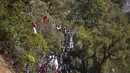 Orang-orang berkumpul di atas bukit saat pemakaman Rayan Oram (5) di Desa Ighran, Provinsi Chefchaouen, Maroko, 7 Februari 2022. Rayan Oram meninggal setelah terjebak selama lima hari dalam sumur kering sedalam 32 meter. (AP Photo/Mosa'ab Elshamy)