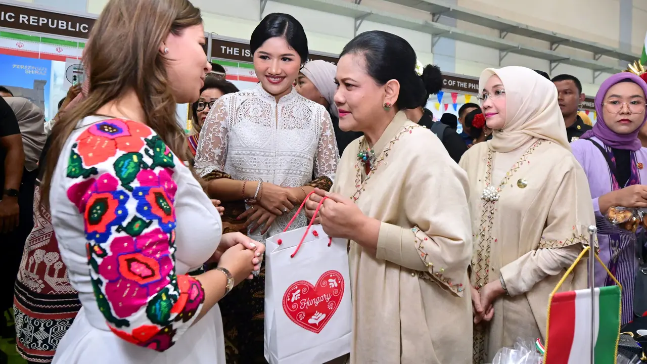 Gaya Manis Tapi Mahal Erina Gudono Temani Ibu Mertua Iriana Jokowi Kunjungan, Kenakan Atasan Putih dan Tas Chanel Ratusan Juta