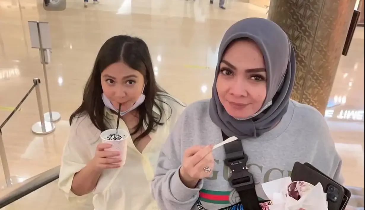 Sejak kecil, Caca kerap berpenampila dengan rambut panjang dan dibiarkan tergerai. Ia juga sangat dekat dengan Mamanya. paras cantik Caca yang kerap mencuri perhatian netizen. [Instagram/rieta_amilia]