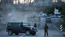 Kelompok Hamas, yang menculik sekitar 150 orang dalam serangan mengejutkan pada akhir pekan terhadap Israel, mengancam akan mengeksekusi mati para sandera jika serangan udara Israel terus menargetkan warga sipil Jalur Gaza tanpa peringatan dini. (AP Photo/Erik Marmor)