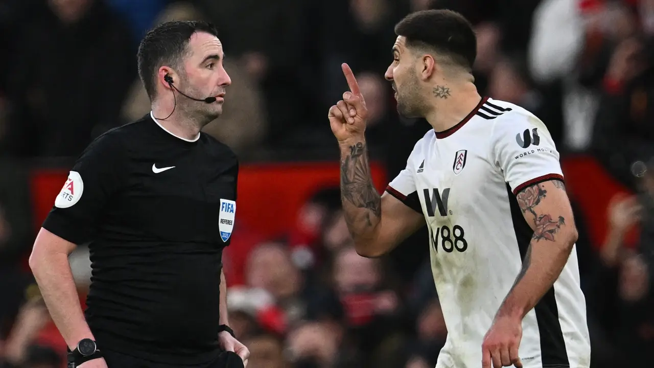 Foto: Melihat Kembali Aksi Aleksandar Mitrovic Mendorong Wasit saat Melawan MU, AKhirnya Dihukum 8 Laga