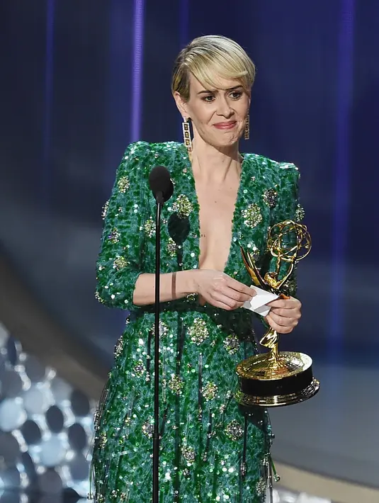 Selain Sarah Paulson dan Sterlling K.Brown sebagai pemeran yang memenangkan Emmy Awards 2016, film The People v. O.J juga menang sebagai serial terbatas terbaik di Emmy Awards 2016. (AFP/Bintang.com)