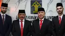 Kepala Kantor Wilayah (Kakanwil) Kemenkumham DKI Jakarta, Ibnu Chuldun (kedua kiri) memimpin proses pengambilan sumpah Sandy Walsh dan Jordi Amat. Peristiwa bersejarah bagi keduanya juga disaksikan langsung Ketua Umum PSSI, Mochamad Iriawan. (Bola.com/Bagaskara Lazuardi)