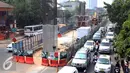 Sejumlah kendaraan melintasi Tiang Jalan saat tahap Lanjutan pembangunan kepala tiang atau file cap proyek pembangunan jalan layang khusus Transjakarta koridor XIII Ciledug-Tendean, Jakarta, Selasa (23/6/2015). (Liputan6.com/Helmi Afandi)
