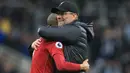 Manajer Liverpool, Jurgen Klopp, merayakan kemenangan atas Newcastle pada laga Premier League di Stadion St James Park, Newcastle, Sabtu (5/5). Newcastle kalah 2-3 dari Liverpool. (AFP/Lindsey Parnaby)