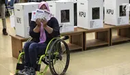 Penyandang disabilitas menunjukkan surat suara saat simulasi Pemilu di Jakarta, Kamis (14/2). DPT Pemilu 2019 ada 83 ribu tunadaksa, 166 ribu tunanetra, 249 ribu tunarungu, 332 ribu tunagrahita, dan 415 ribu disabilitas lain. (Liputan6.com/Faizal Fanani)