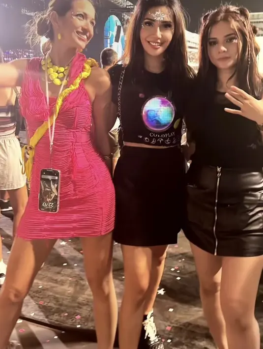 Nia memilih tampil mengenakan mini dress pink bertekstur, model sleeveless dipadukan dengan sneakers putihnya. [@noumira]