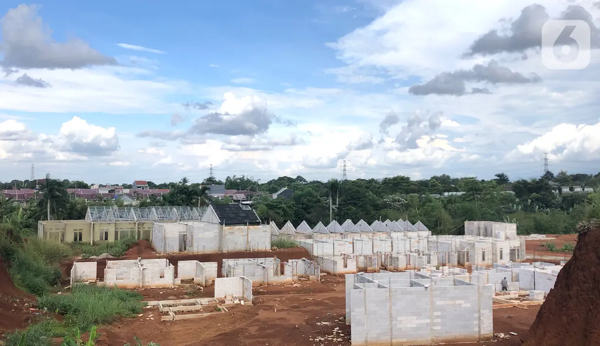 Suasana pembangunan perumahan di kawasan Depok, Jawa Barat, Selasa (7/4/2020). Berdasarkan survey pasar sekunder yang dilakukan oleh IPW pada triwulan pertama-2020, pergerakan harga perumahan di pasar sekunder cenderung melambat akibat penyebaran Covid-19.  (Liputan6.com/Immanuel Antonius)