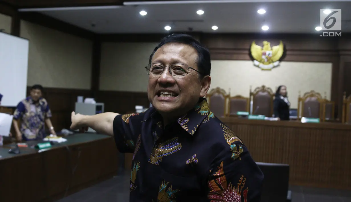 Ekspresi mantan Ketua DPD Irman Gusman usai sidang pendahuluan di Pengadilan Tipikor Jakarta, Rabu (10/10). Menurut kuasa hukum Irman, novum baru kasus ini terungkap saat persidangan. (Liputan6.com/Herman Zakharia)