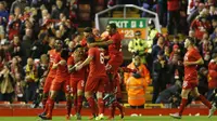 Para pemain Liverpool merayakan gol yang dicetak Nathaniel Clyne ke gawang Bournemouth pada laga Piala Liga Inggris di Stadion Anfield, Inggris, Rabu (28/10/2015). (Action Images via Reuters/Lee Smith)