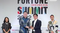 Founder and CEO IDN Media Winston Utomo (kedua kiri) menyerahkan penghargaan kepada Managing Director EMTEK Sutanto Hartono (kedua kanan) disaksikan pemilik Rans Entertaiment Raffi Ahmad pada Fortune Indonesia Summit 2022 di Jakarta, Kamis (19/5/2022). Fortune Indonesia Summit 2022 diisi dengan talkshow yang mengulas berbagai topik menarik seputar ekosistem bisnis. (Liputan6.com/Faizal Fanani)