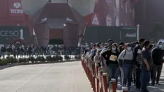 Anak-anak usai divaksin COVID-19 dalam program vaksinasi untuk anak-anak berusia 15 hingga 17 tahun di Stadion Caliente, Tijuana, Baja California, Meksiko, 24 November 2021. Meksiko bersiap menghadapi gelombang keempat infeksi virus corona COVID-19. (Guillermo Arias/AFP)