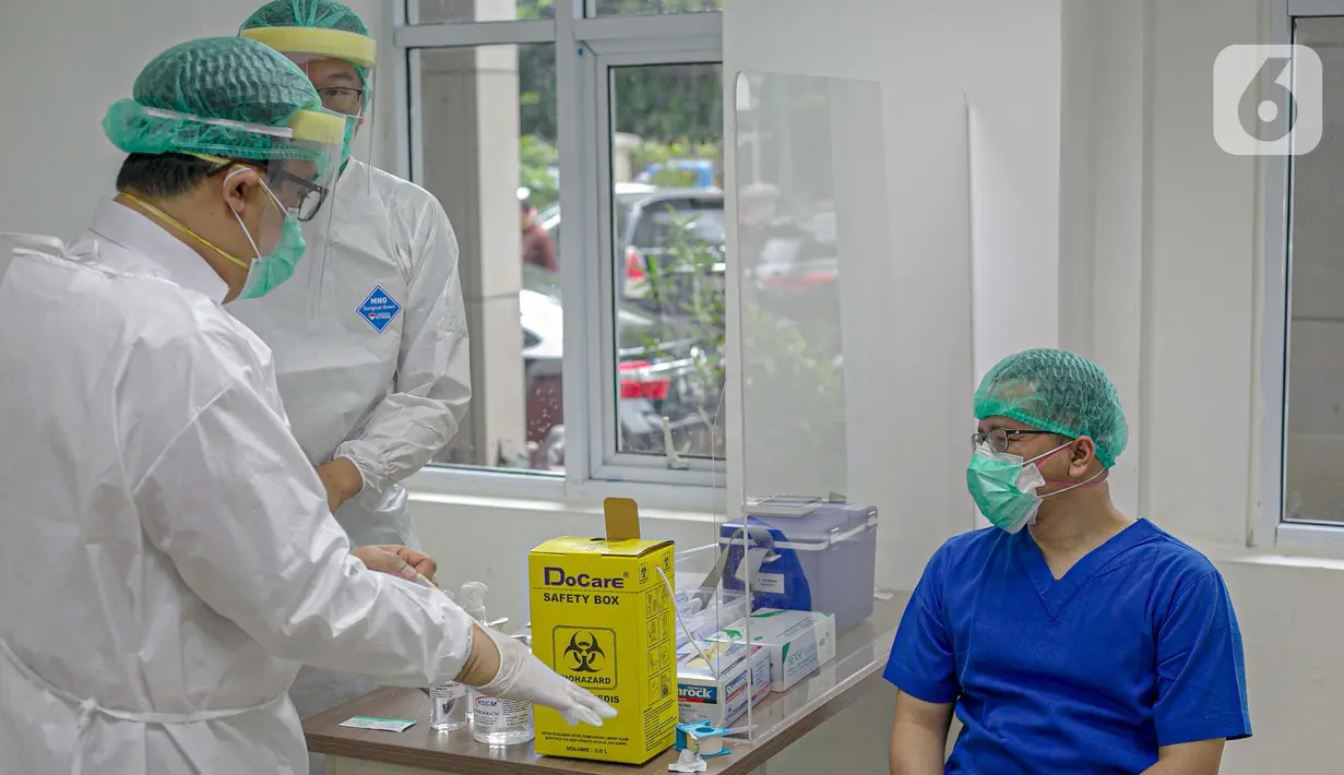 Tenaga kesehatan bersiap menjalani vaksinasi virus corona COVID-19 di RSCM, Jakarta, Kamis (14/1/2021). Vaksinasi COVID-19 tahap awal dijadwalkan berlangsung dari Januari hingga Februari 2021. (Liputan6.com/Faizal Fanani)