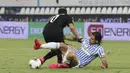 Pemain SPAL Sergio Floccari (kanan) berebut bola dengan pemain AC Milan Hakan Calhanoglu pada pertandingan Serie A di Stadion Paolo Mazza, Ferrara, Italia, Rabu (1/7/2020). Pertandingan berakhir dengan skor 2-2. (Filippo Rubin/LaPresse via AP)