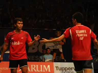 Pasangan Ganda Putra Indonesia, Mohammad Ahsan/Hendra Setiawan, harus mengakui keunggulan pebulutangkis Korea Selatan, Lee Yong Dae/Yoo Yeon Seong (15-21, 17-21) di final Indonesia Open 2014, (22/6/2014). (Liputan6.com/Helmi Fithriansyah)