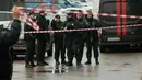 Komite Investigasi Rusia menyatakan Letnan Jenderal Fanil Sarvarov, kepala departemen pelatihan yang berada di bawah Staf Umum, tewas dalam insiden tersebut. Tampak dalam foto, para polisi mengamankan area di dekat lokasi kejadian di mana Letnan Jenderal Fanil Sarvarov, kepala Direktorat Pelatihan Operasional Staf Umum Angkatan Bersenjata Rusia, tewas akibat alat peledak yang ditempatkan di bawah mobilnya di Moskow, Senin 22 Desember 2025. (AP Photo)