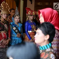 Sejumlah wanita berpakaian adat menyambut putri Presiden Jokowi, Kahiyang Ayu dan Bobby Nasution di lokasi upacara adat pemberian marga di rumah paman sang suami di Medan, Selasa (21/11). Kahiyang akan dianugerahi Boru Siregar (Liputan6.com/Johan Tallo)