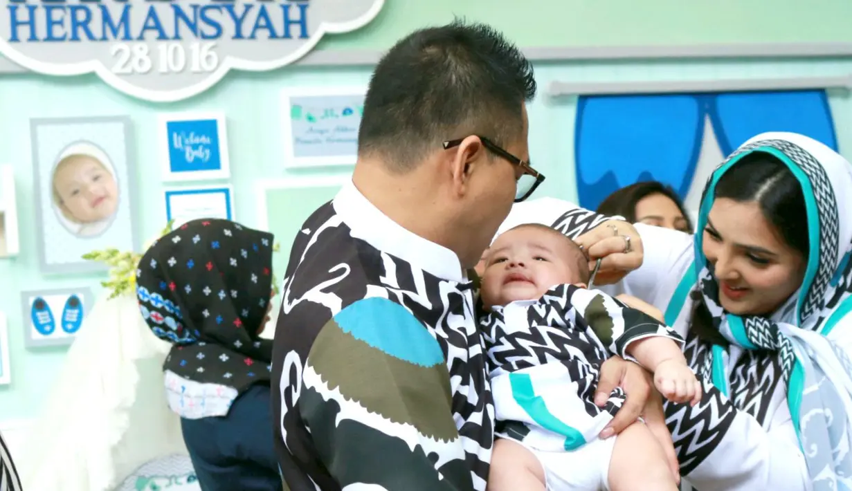 Acara akikah ini berlangsung di kediaman Anang dan Ashanty di kawasan Villa Cinere Mas, Tangerang Selatan, pada Minggu (12/2/2017). Arsya yang berjenis kelamin laki-laki, mengharuskan Anang dan Ashanty potong dua kambing. (Galih W.Satria/Bintang.com)