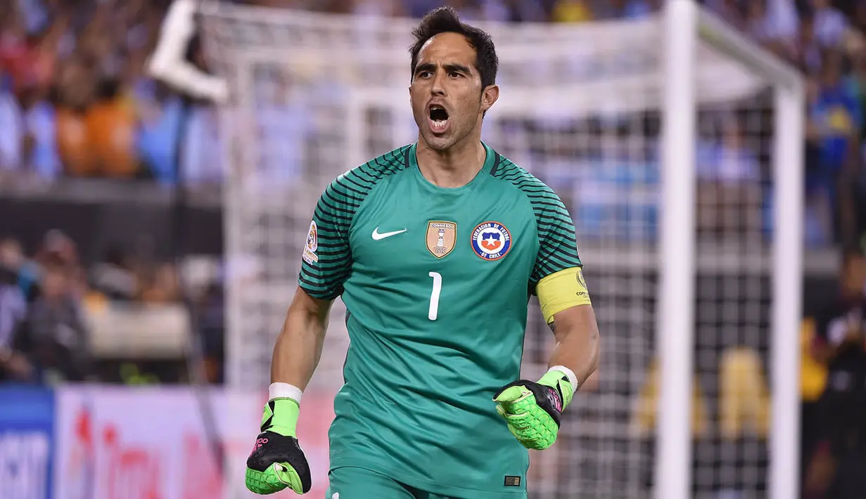 3. Claudio Bravo, Manchester City akhirnya memberikan pengumuman resmi terkait keberhasilan mereka mendatangkan kier Barcelona ini. The Citizens menebus kiper 33 tahun itu dengan nilai transfer 18 juta pounds. (AFP/Nelson Almeida) 