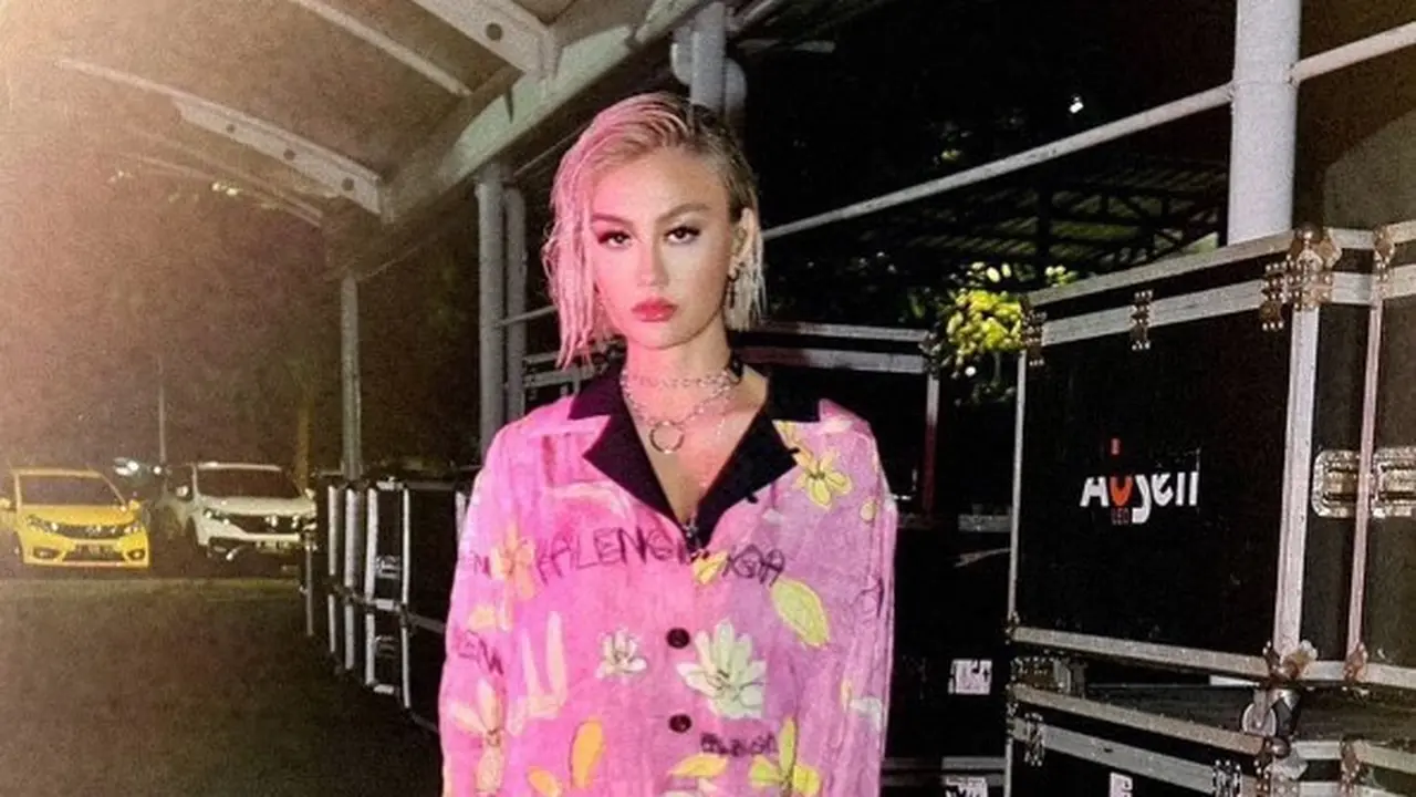 Agnez Mo dalam outfit cerah (Instagram/agnezmo)