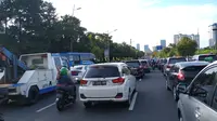 Arus lalu lintas di Jalan Gatot Subroto, Jakarta, Minggu (17/2/2019). Liputan6.com/Pebrianto