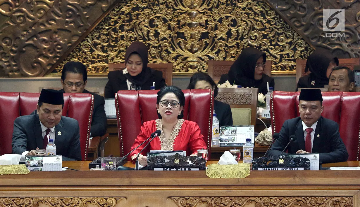 Ketua DPR RI 2019-2024 Puan Maharani (tengah) memimpin rapat Sidang Paripurna di kompleks parlemen, Senayan, Jakarta, Selasa (1/10/2019). Hasil rapat konsultasi dan perwakilan parpol pimpinan DPR Puan Maharani dari PDIP resmi sebagai Ketua DPR RI. (Liputan6.com/Johan Tallo)