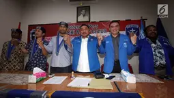 Pengurus GAMKI berpose bersama usai memberikan keterangan pers terkait hari lahir Pancasila, Jakarta, Rabu (30/5). GMKI mendukung dan menjaga empat konsensus Pancasila, UUD 45, NKRI dan Bhineka Tunggal Ika. (Liputan6.com/Johan Tallo)