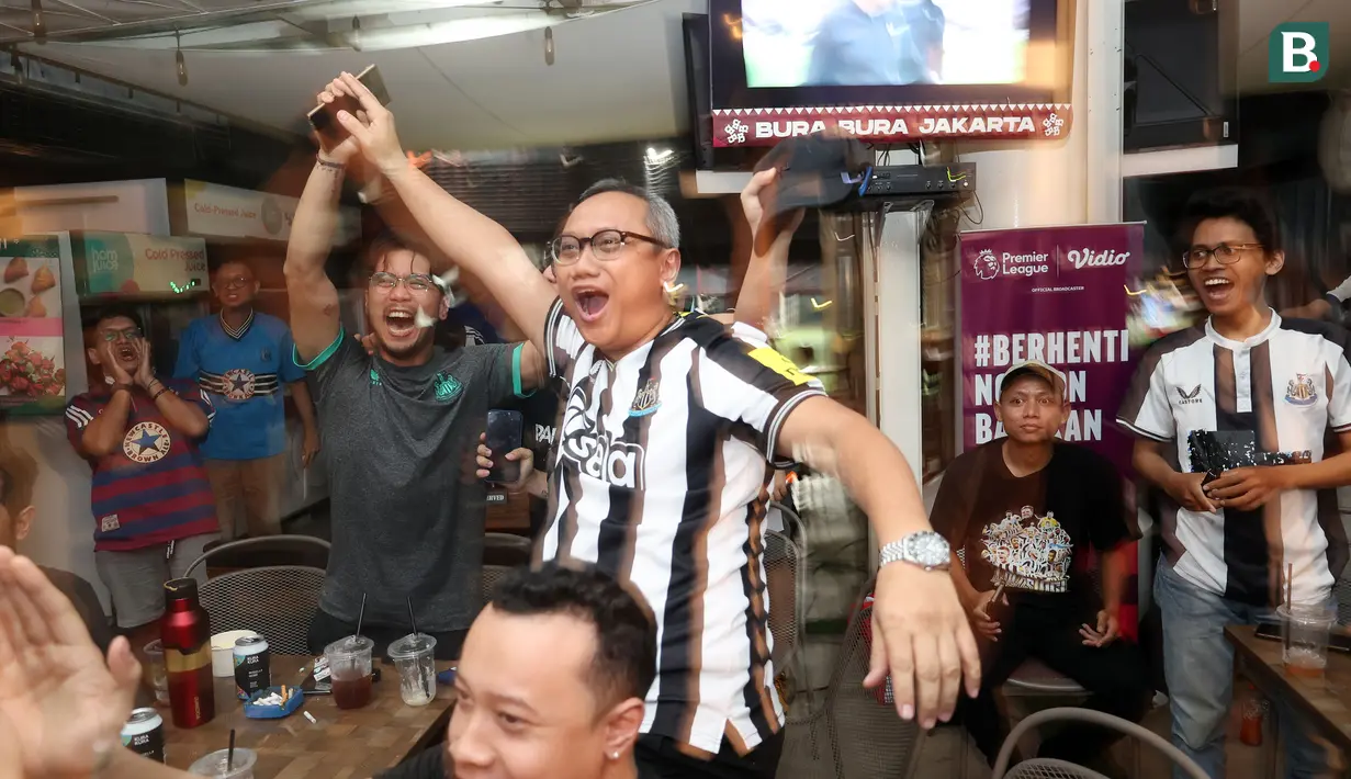 <p>Sejumlah pendukung Newcastle United yang tergabung dalam Indo Toon Army melakukan selebrasi ketika Sean Longstaff mencetak gol penyeimbang 1-1 ke gawang Brighton saat Roaring Night Liga Inggris 2023/2024 di Triboon Kemang, Jakarta Selatan, Sabtu (11/05/2024). (Bola.com/Abdul Aziz)</p>