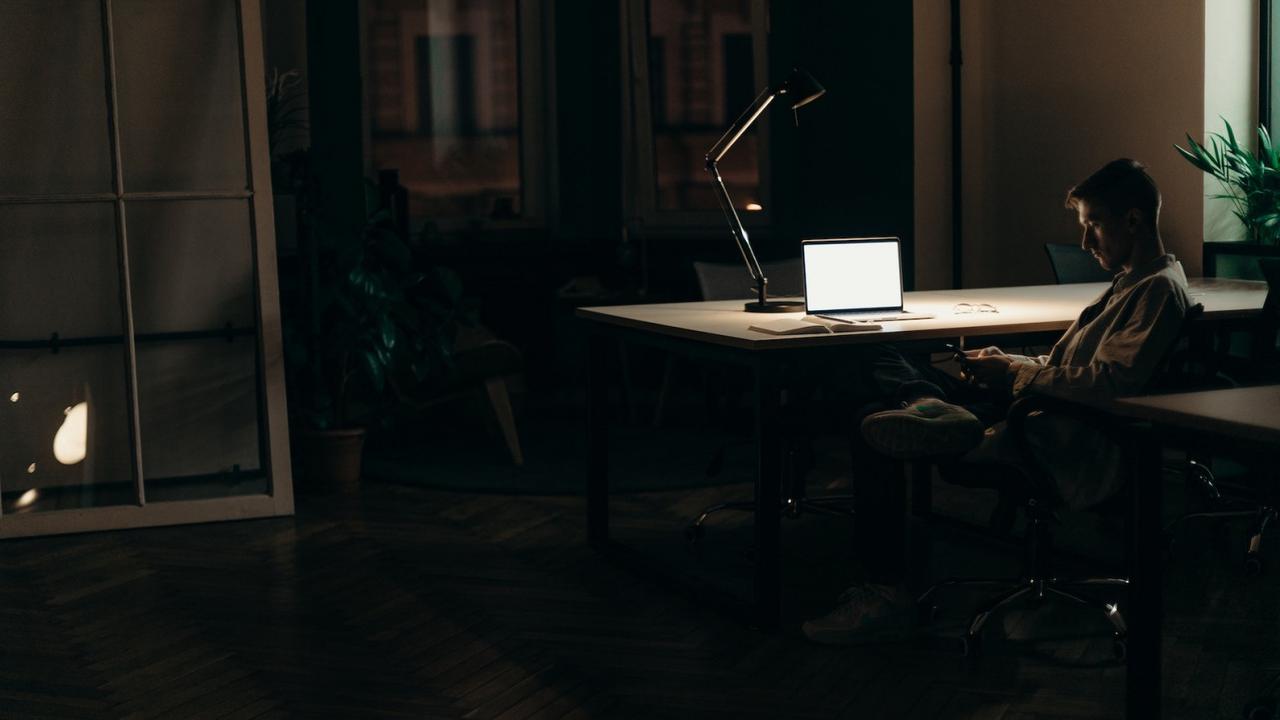 Ilustrasi begadang, bekerja sampai larut malam