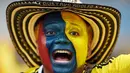 Ekspresi kegembiraan suporter Los Cafeteros menyaksikan kemenangan Kolombia atas Yunani 3-0 di laga penyisihan Piala Dunia 2014 Grup C di Belo Horizonte, Brasil, (14/6/2014). (AFP PHOTO/Eitan Abramovich)