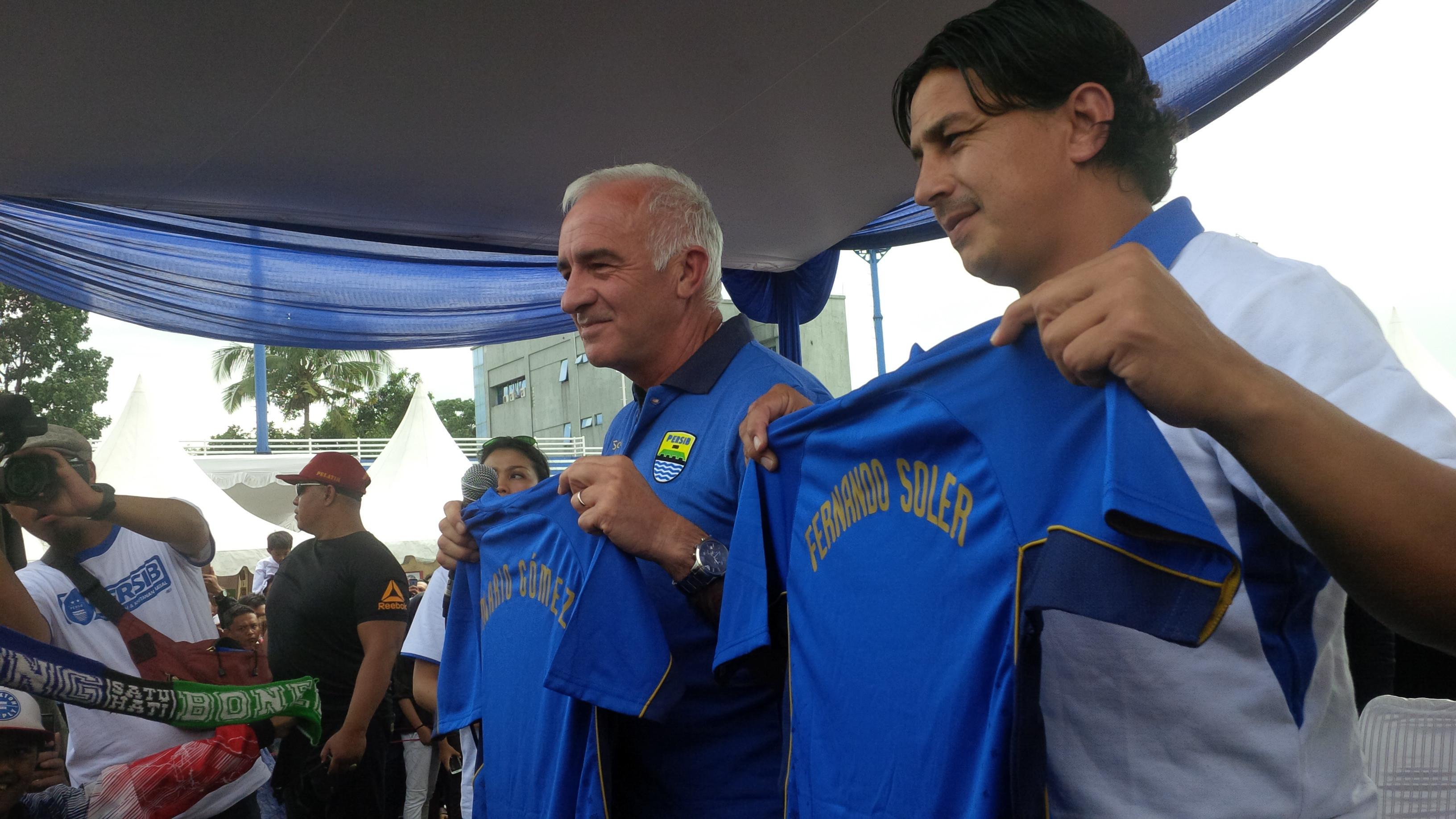 Pelatih anyar Persib, Roberto Carlos Mario Gomez (kiri) saat diperkenalkan. (Liputan6.com/Kukuh Saokani)