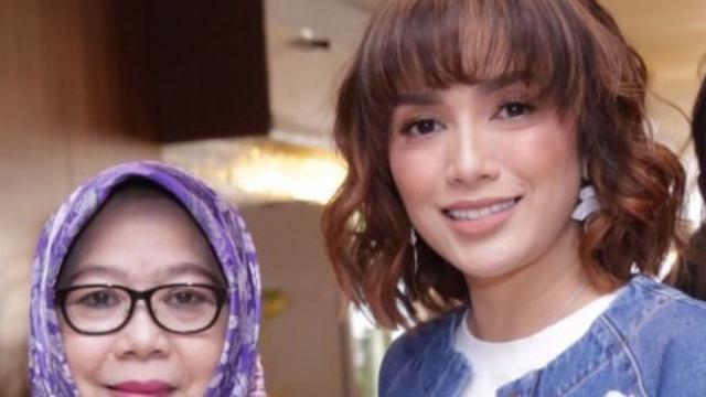 Nilla Rosita Ibunda Ussy Sulistyawati Meninggal Dunia (credit: https://www.instagram.com/ussypratama/)