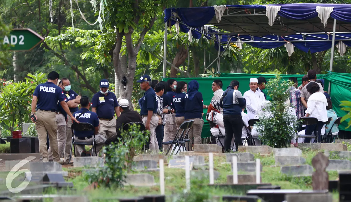 Tampak tim forensik dari Polda Metro Jaya telah yang melakukan otopsi di makam jenazah korban Allya, Jakarta, Rabu (13/1). Proses otopsi sendiri berjalan tertutup agar berjalan lancar. (Liputan6.com/Yoppy Renato)