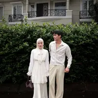Lihat di sini gaya couple minimalis Dinda Hauw dan Rey Mbayang. [@dindahw].