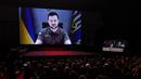 Presiden Ukraina Volodymyr Zelensky menyampaikan pidato lewat video yang disetel saat upacara pembukaan Festival Film Cannes edisi ke-75 di Cannes, Prancis selatan, Selasa (17/5/2022).  (AFP/CHRISTOPHE SIMON)