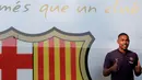 Pesepakbola muda Brasil, Malcom Filipe Silva de Oliveira berpose setibanya di stadion Camp Nou,  Barcelona, Selasa (24/7). Malcom jadi pemain ketiga yang bergabung dengan skuad asuhan Ernesto Valverde di musim 2018-2019. (AP Photo/Manu Fernandez)