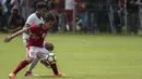 Gelandang Timnas Indonesia U-23, Egy Maulana, berebut dengan bek Timnas Indonesia U-19, Rachmat Irianto, saat uji coba di Lapangan ABC Senayan, Jakarta, Sabtu (24/2/2018). Timnas U-23 menang 5-0 atas Timnas U-19. (Bola.com/Vitalis Yogi Trisna)