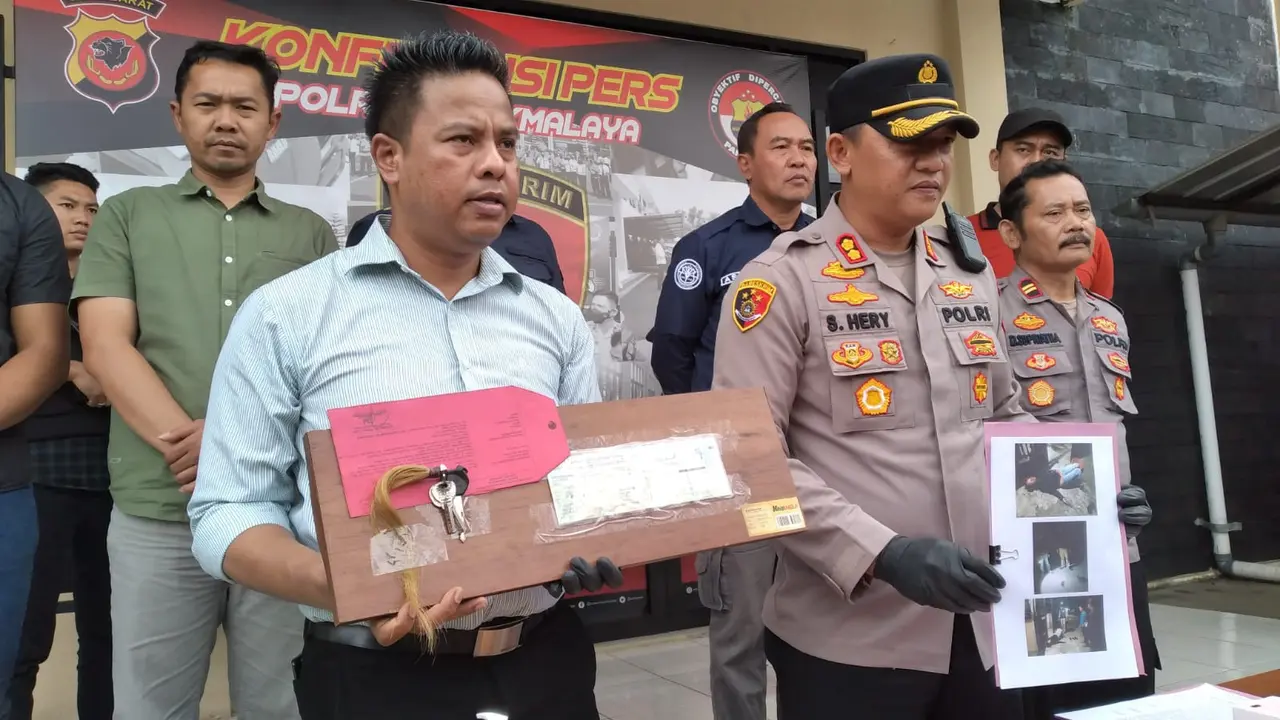 Kapolres Tasikmalaya AKBP Suhardi Heri Haryanto, menunjukan barang bukri penganiayaan dalam rilis kasus di kantornya, Rabuy (22/2/2023). (Liputan6.com/Jayadi Supriadin)